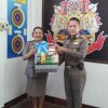 ด.ต.มนิต สะมะบุบ ประธานกรรมการ, คณะกรรมการ และเจ้าหน้าที่สหกรณ์ออมทรัพย์ตำรวจพังงา จำกัด เป็นตัวแทนมอบกระเช้าของขวัญปีใหม่ให้กับ ผบก.ภ.จว.พังงา, ผกก. ในสังกัด ภ.จว.พังงา รองสารวัตรงานงบประมาณและการเงิน และ สารวัตรงานคดีและวินัย ภ.จว.พังงา